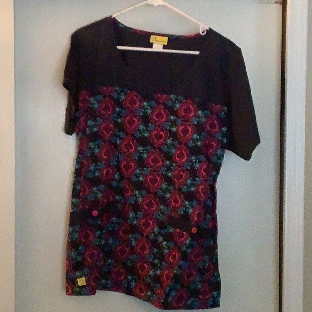 Wonder Wink women’s scrub top